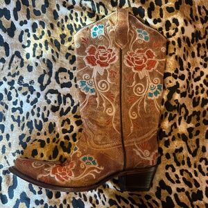 new without box circle g by corral floral rose embroidered boots size 7.5